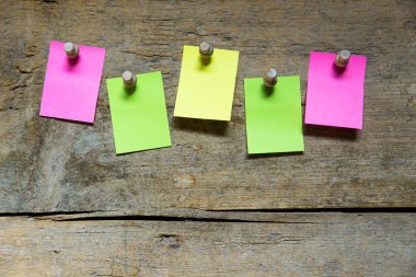 Tahta duvara beş tane boş not yapıştırdım.