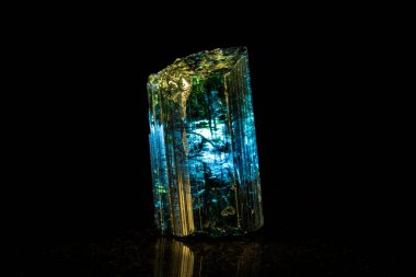 Siyahın önünde Indigolit mineral taşı 