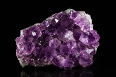 Siyahın önünde Ametist mineral taşı