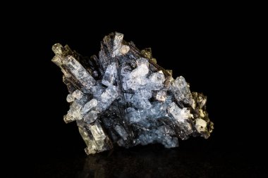 Siyahın önünde siyah turmalin ile su kristali