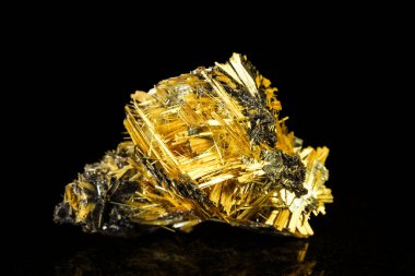 Siyahın önünde haematit ve rutile