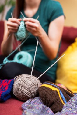 Kendin örgü ören bir yetişkin kadın yap.