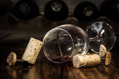 Figuren aus Korken, Konzept Zwei Betrunkene mit Weinglas