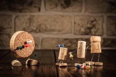 Şarap mantarı figürlü dart oku kavramı