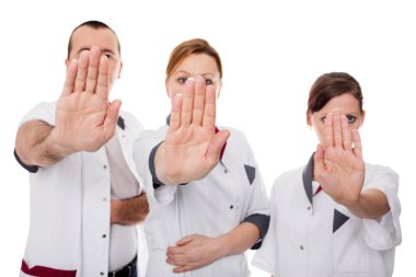 Üç hemşire beyaz bir şeyi reddediyor.