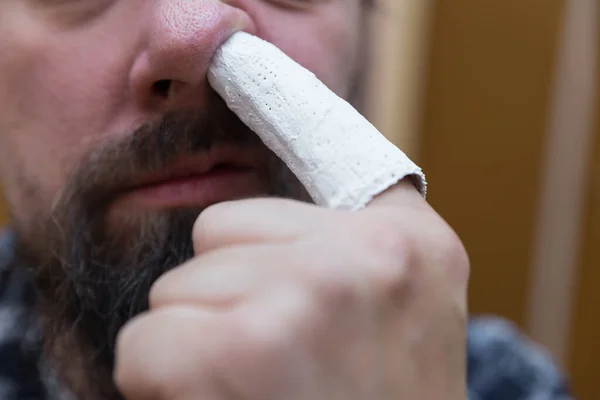 Mannen Plockar Upp Med Skadat Finger Näsan — Stockfoto