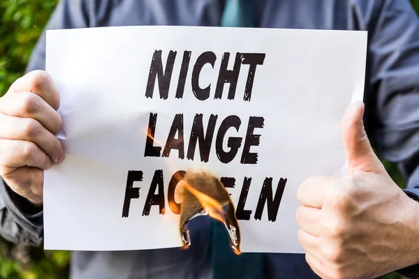 Zakenman Houdt Een Brandend Papier Met Duitse Tekst Nicht Lange — Stockfoto
