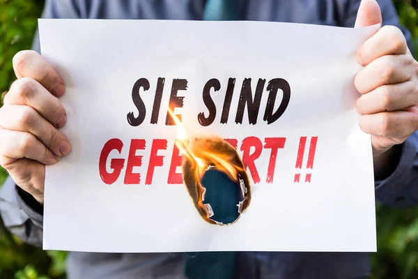 Zakenman Houdt Een Brandend Papier Vast Met Duitse Tekst Sie — Stockfoto