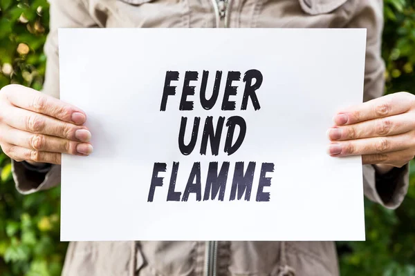 Frau Hält Zettel Mit Deutschem Text Feuer Und Flamme Bedeutet — Stockfoto