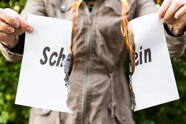 Vrouw Houdt Een Brandend Papier Vast Met Duits Woord Schuldschein — Stockfoto