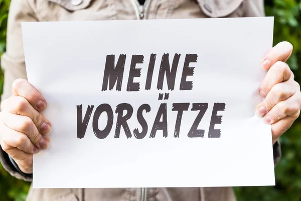 Женщина Держит Горящую Бумагу Немецким Текстом Meine Vorsaetze Означает Мои — стоковое фото