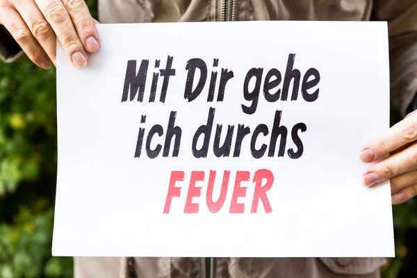 Vrouw Houdt Een Krant Vast Met Duitse Tekst Mit Dir — Stockfoto