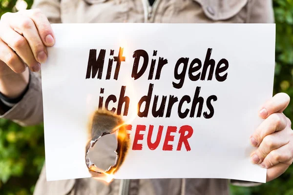 Vrouw Houdt Een Krant Vast Met Duitse Tekst Mit Dir — Stockfoto