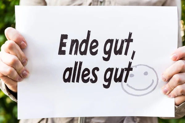 Vrouw Houdt Een Brandend Papier Met Duitse Tekst Ende Gut — Stockfoto