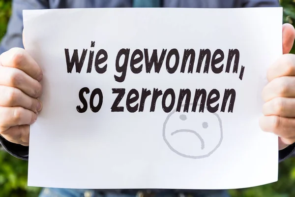 Zakenman Het Houden Van Een Papier Met Duitse Tekst Die — Stockfoto