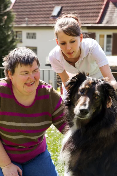 Donna Disabile Sta Facendo Una Terapia Animale Assistita — Foto Stock