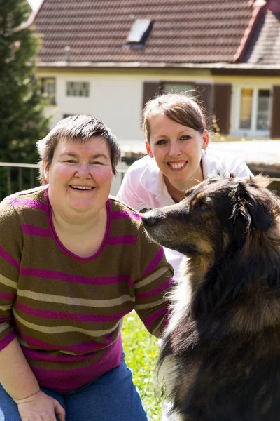 Psychicznie Upośledzona Kobieta Robi Terapię Wspomaganą Przez Zwierzęta — Zdjęcie stockowe