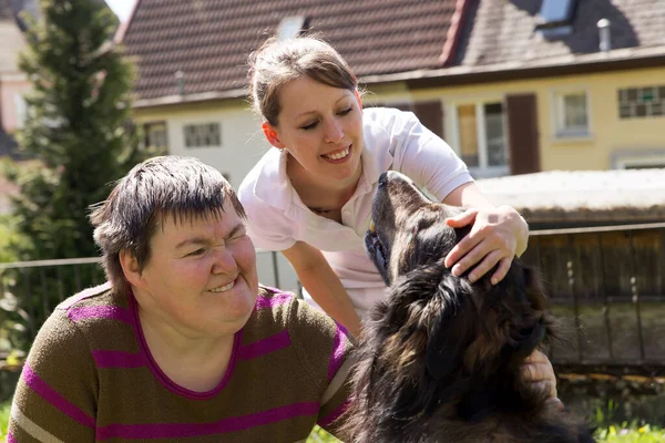 Deux Femmes Caressent Chien — Photo