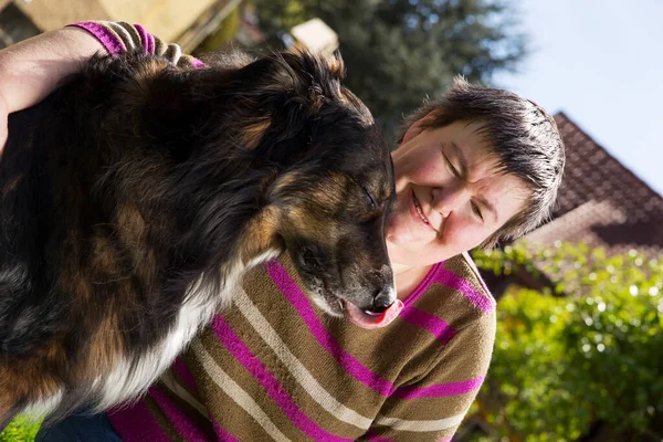 Mujer Discapacitada Aire Libre Con Perro Mestizo — Foto de Stock