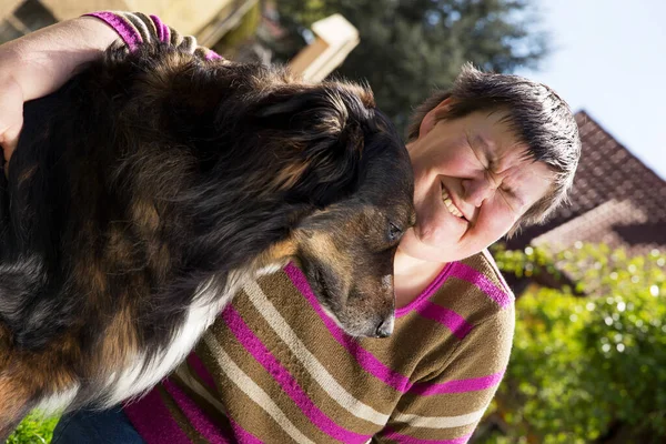半種の犬を連れて屋外に座っている障害者の女性は — ストック写真