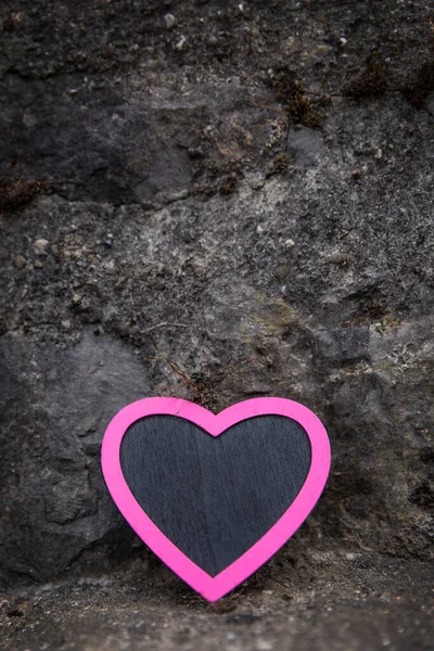 Einen Felsigen Hintergrund Und Ein Rosa Herz Mit Kopierraum — Stockfoto