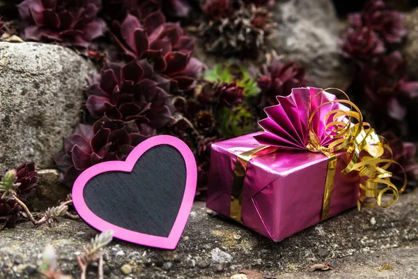 Steingarten Mit Rosa Geschenk Und Herz — Stock Photo, Image