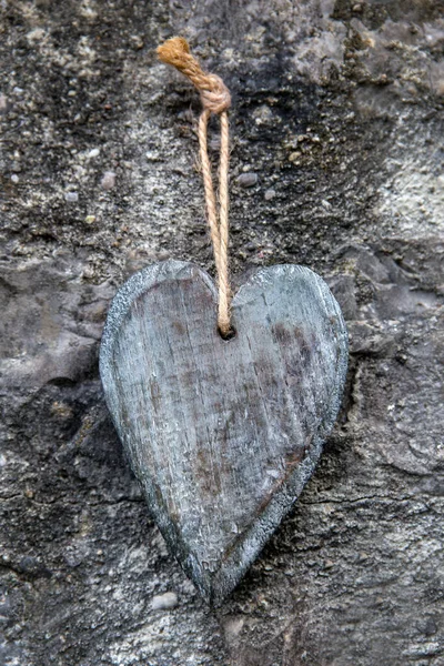 在岩石背景前的老式木制心脏 — 图库照片