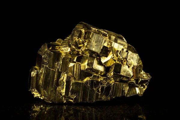 黄铁矿矿物石 黑色背景 — 图库照片