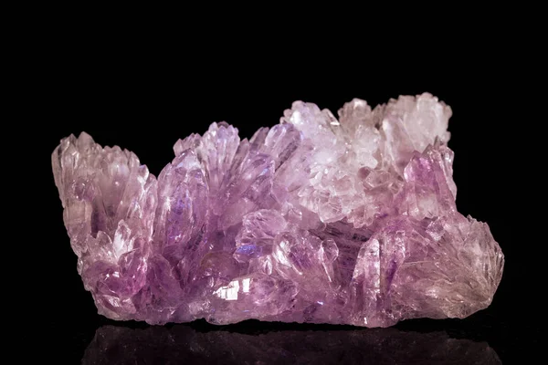 黑色前面的紫水晶矿岩 — 图库照片