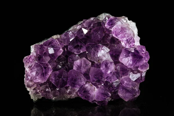 Amethyst Mineralstein Vor Schwarz — Stockfoto