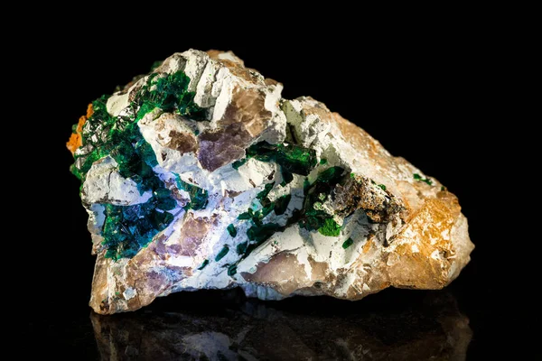 Dioptase Batu Mineral Depan Hitam — Stok Foto