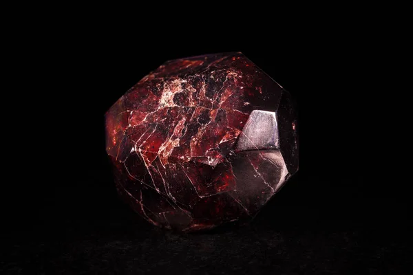 Granate Piedra Cristal Delante Negro — Foto de Stock