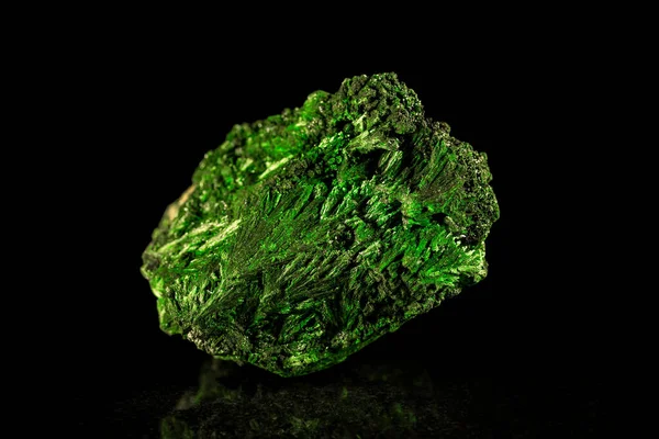 Pietra Minerale Malachite Fronte Nero — Foto Stock