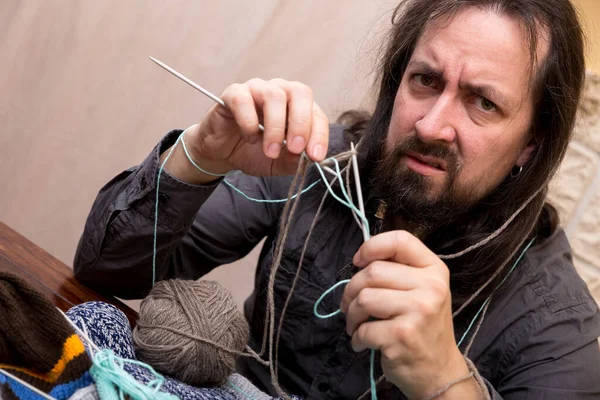 Desperate Man Trying Knit — Stock Photo, Image
