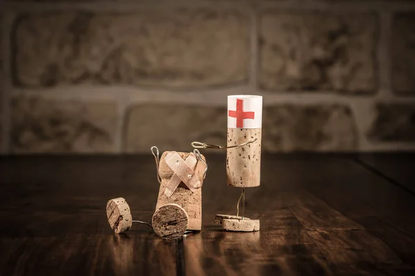 Şarap Mantarı Figürlü Ilk Yardım Kavramını Kabul — Stok fotoğraf