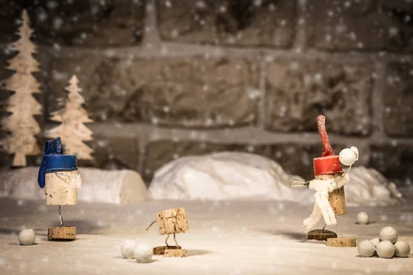 Концепция Забавного Снежного Боя Фигурки Пробки — стоковое фото