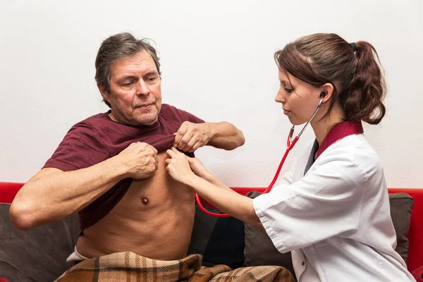 Médico Doente Verificar Batimentos Cardíacos — Fotografia de Stock