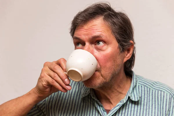 Взрослый Мужчина Пьет Кофе — стоковое фото