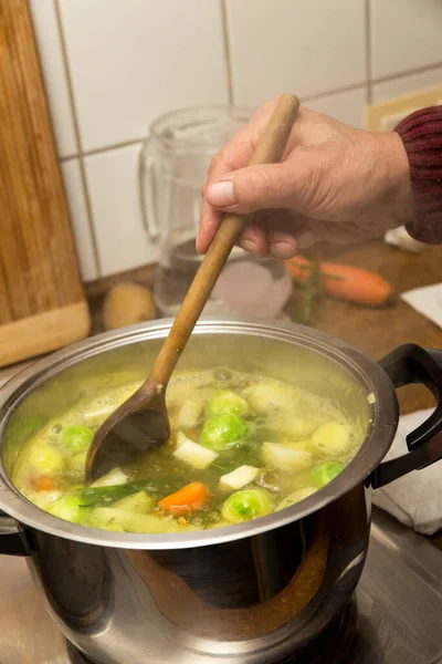 关闭烹饪蔬菜汤 — 图库照片