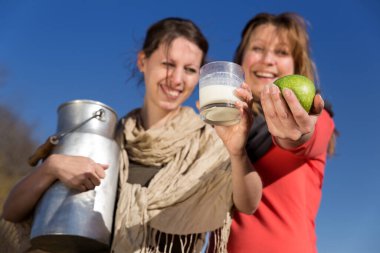 İki güzel kadın sağlıklı biyo-yiyecek sunar.