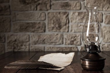 Yazmak için bazı donanımları olan Vintage Masası