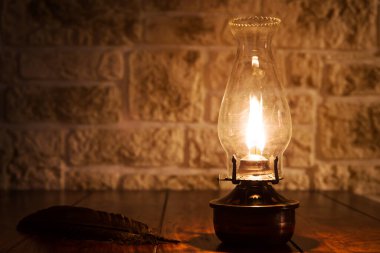 Eski bir retro lamba romantik bir arkaplan yaktı