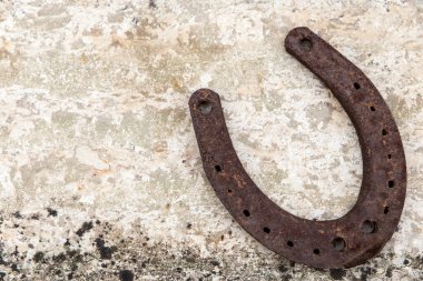 Kireç taşının üzerindeki paslı at nalı uğur getirsin diye.