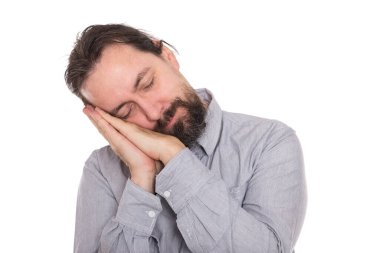 İnsanlar kısa bir süre uyukluyor, beyazlar içinde.