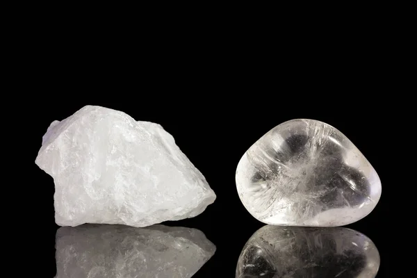 Quarzkristall Ungeschliffen Und Tumble Finish Mit Schwarzem Hintergrund Und Reflexion — Stockfoto