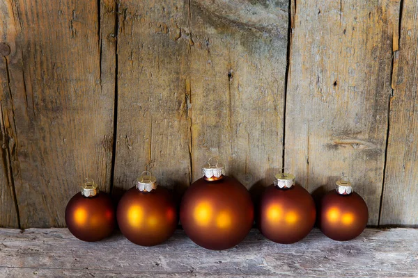 Bolas Navidad Color Cobre Delante Una Pared Madera — Foto de Stock