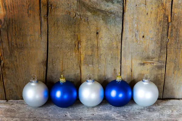 蓝白相间的圣诞球木制背景 — 图库照片