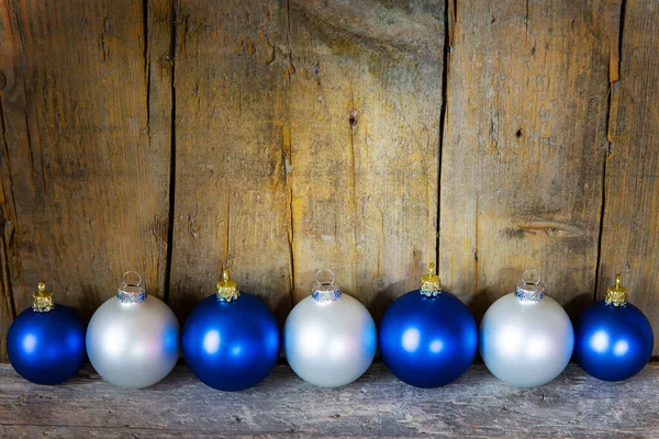 Kartu Pos Natal Dengan Bola Berwarna Biru Dan Putih — Stok Foto