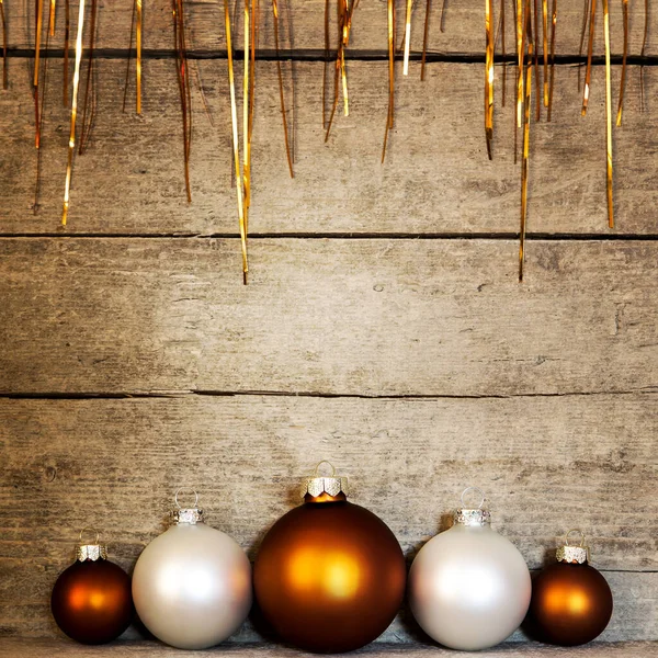 Bolas Navidad Con Oropel Sobre Fondo Madera — Foto de Stock