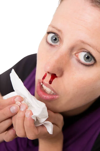 Uma Jovem Mulher Com Nariz Sangrando Isolado Branco — Fotografia de Stock